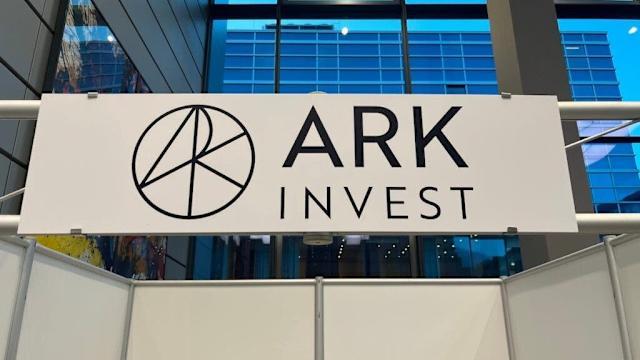 Ark Invest Bán 43,8 Triệu USD Cổ Phiếu Coinbase Khi Giá Gần Đỉnh Lịch Sử